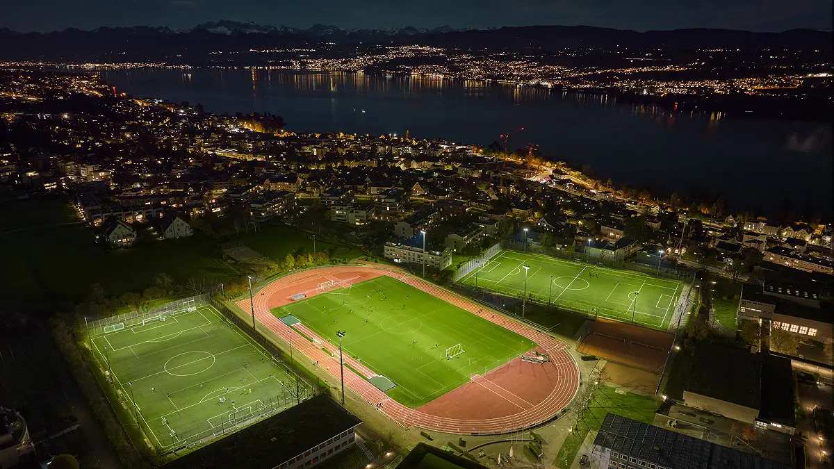 Exakte LED-Beleuchtung ohne Blendung Sportplatz bei Nacht