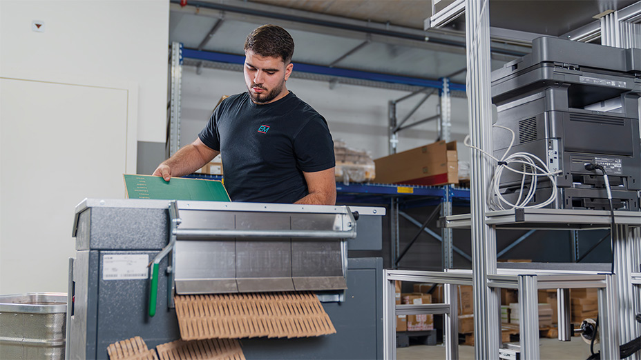 Alte Kartons werden nicht weggeworfen, sondern zu neuem Füllmaterial geschreddert.